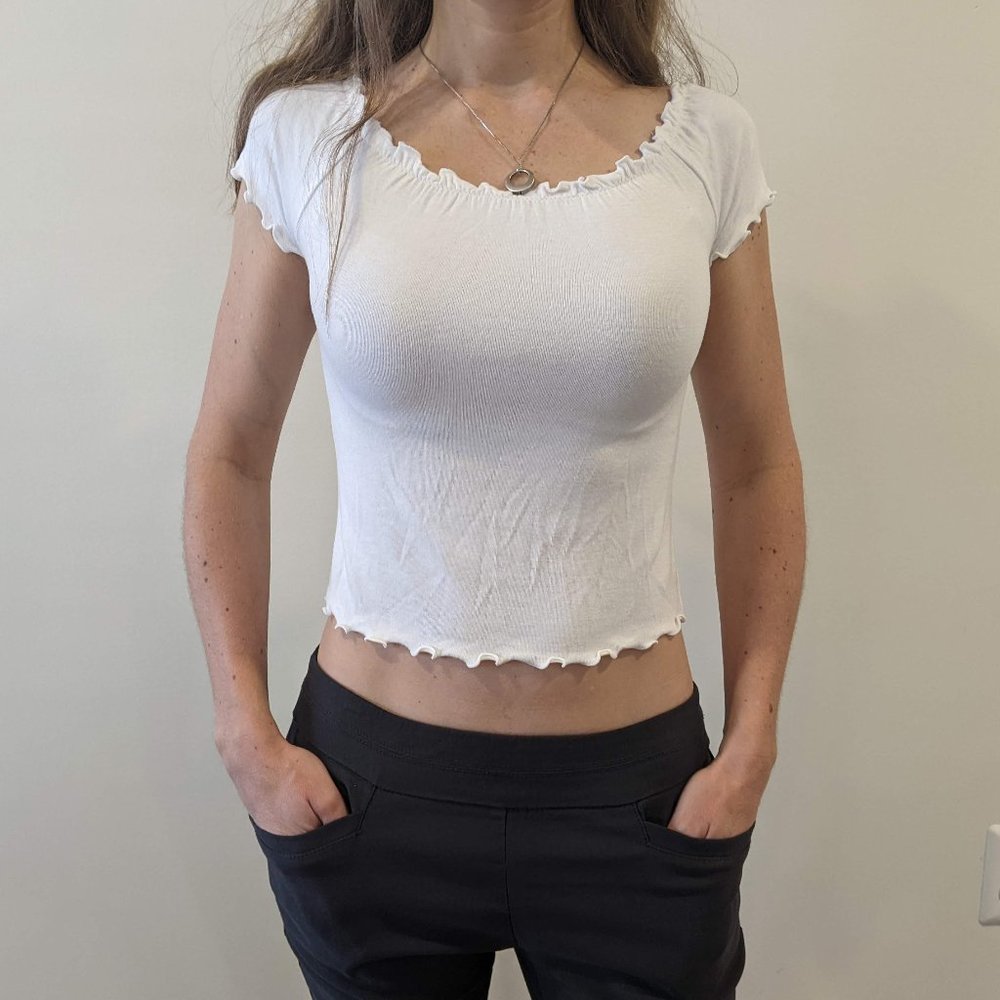 White lettuce edge short sleeve crop top- L